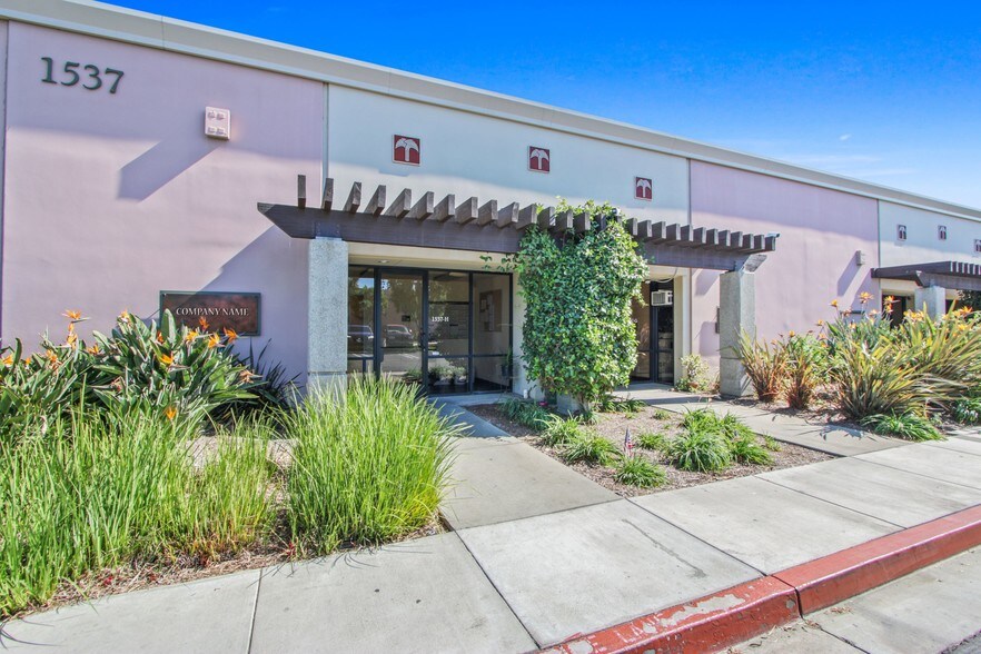1537 E McFadden Ave, Santa Ana, CA à louer - Photo de l’immeuble – Image 2 sur 21