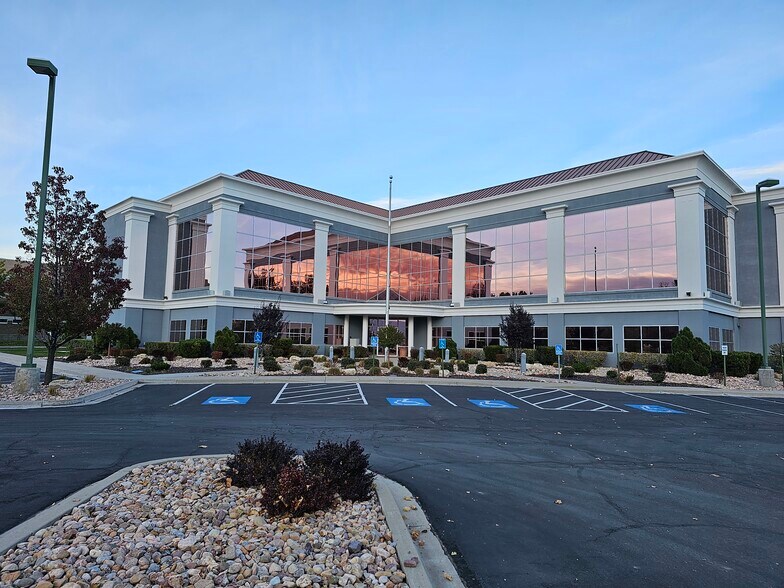 727 E Utah Valley, American Fork, UT à louer - Photo principale – Image 1 sur 5