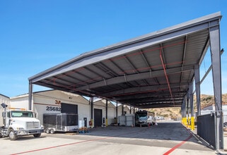 25545-25710 Springbrook Ave, Santa Clarita, CA à louer Photo de l’immeuble– Image 1 sur 3