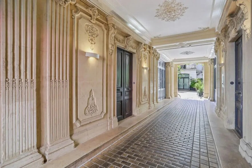 63 Rue De Ponthieu, Paris à louer - Photo de l’immeuble – Image 2 sur 9