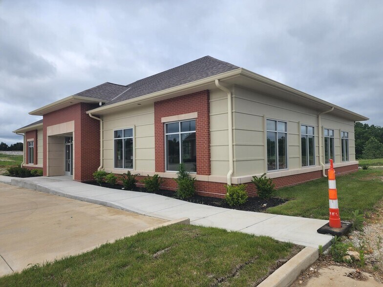 1300 Hrc Plaza Dr, Lake Saint Louis, MO à louer - Photo de l’immeuble – Image 3 sur 6