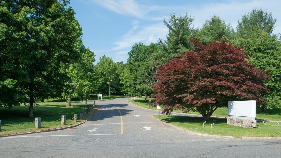 199 Benson Rd, Middlebury, CT à vendre - Photo de l’immeuble – Image 3 sur 3