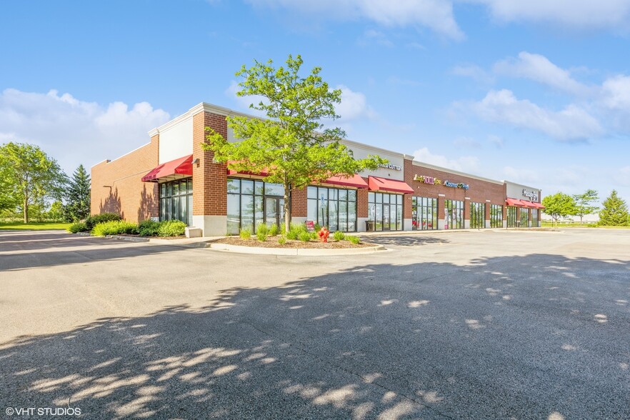 1852-1866 Towne Centre Dr, North Aurora, IL à louer - Photo de l’immeuble – Image 2 sur 26