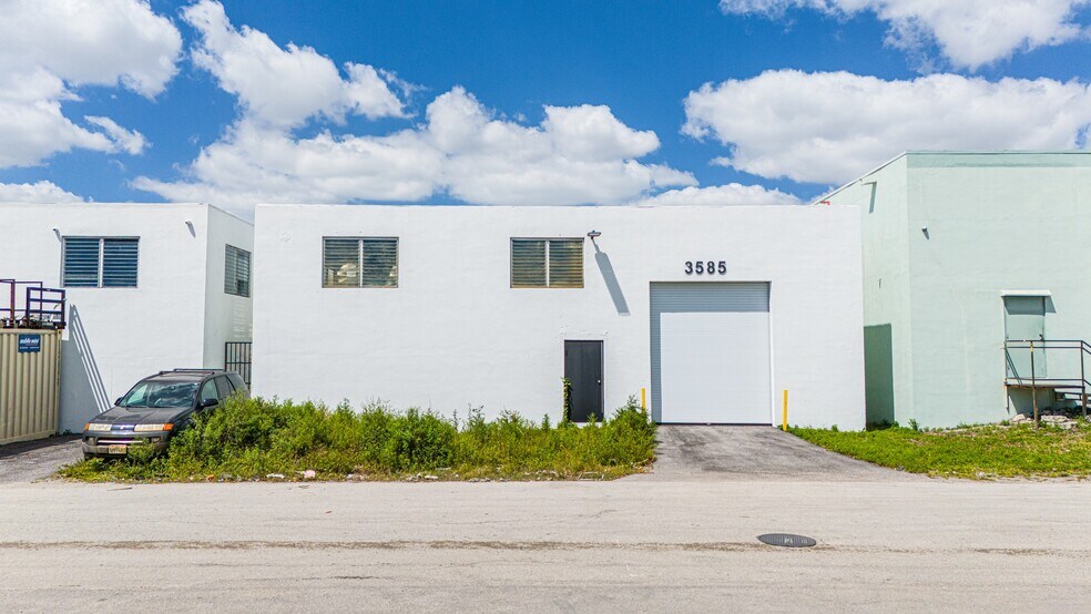 3585 E 10th Ct, Hialeah, FL à louer - Photo de l’immeuble – Image 3 sur 11