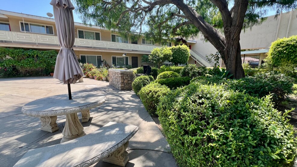 343 S Bedford Rd, Orange, CA à vendre - Photo de l’immeuble – Image 3 sur 4