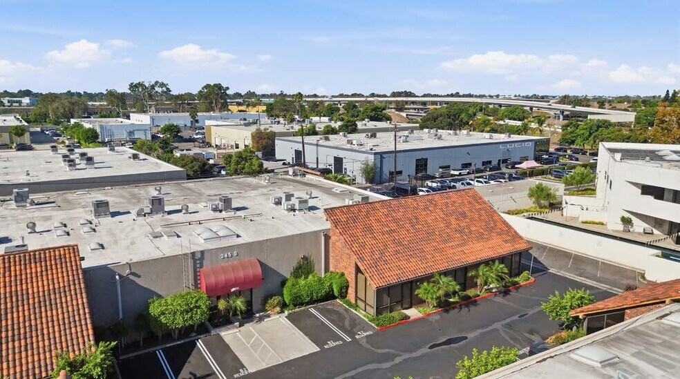 245 Fischer Ave, Costa Mesa, CA à vendre - Photo de l’immeuble – Image 1 sur 8