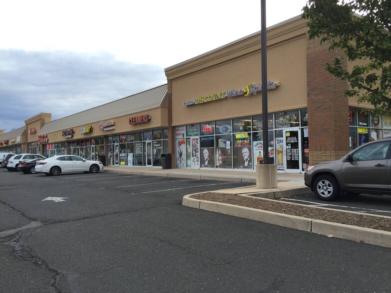 136 Talmadge Rd, Edison, NJ à louer - Photo de l’immeuble – Image 3 sur 4