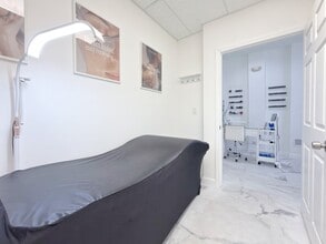 218 Commercial Blvd, Fort Lauderdale, FL à louer Photo intérieure– Image 2 sur 10