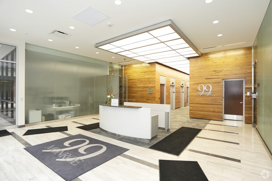 99 Monroe Ave NW, Grand Rapids, MI à louer - Hall d’entrée – Image 3 sur 9