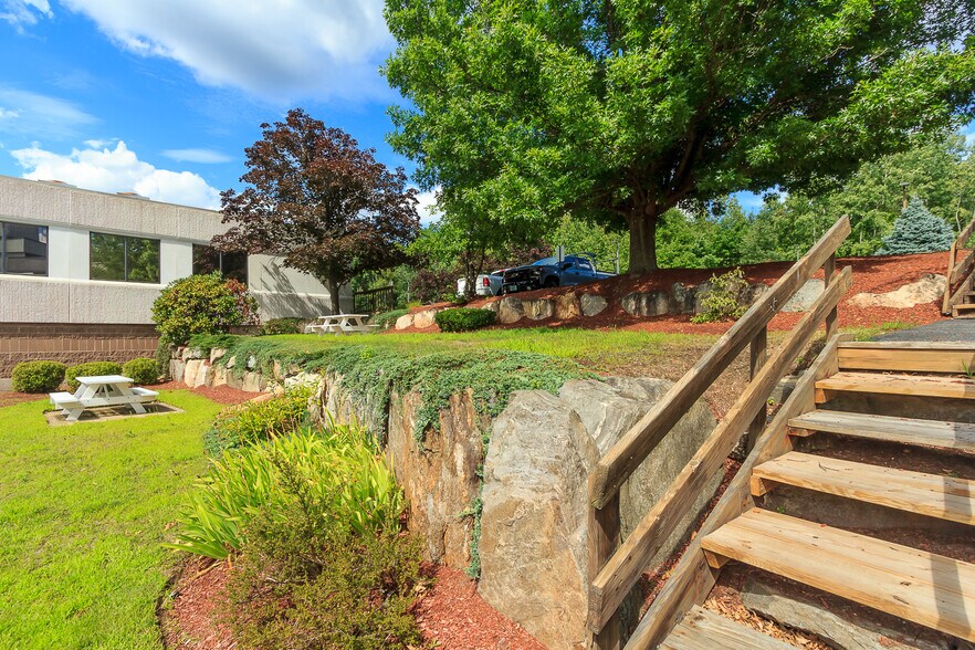 136 Harvey Rd, Londonderry, NH à louer - Photo de l’immeuble – Image 3 sur 34
