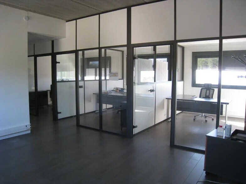 Bureau dans La Ciotat à louer - Photo de l’immeuble – Image 2 sur 7