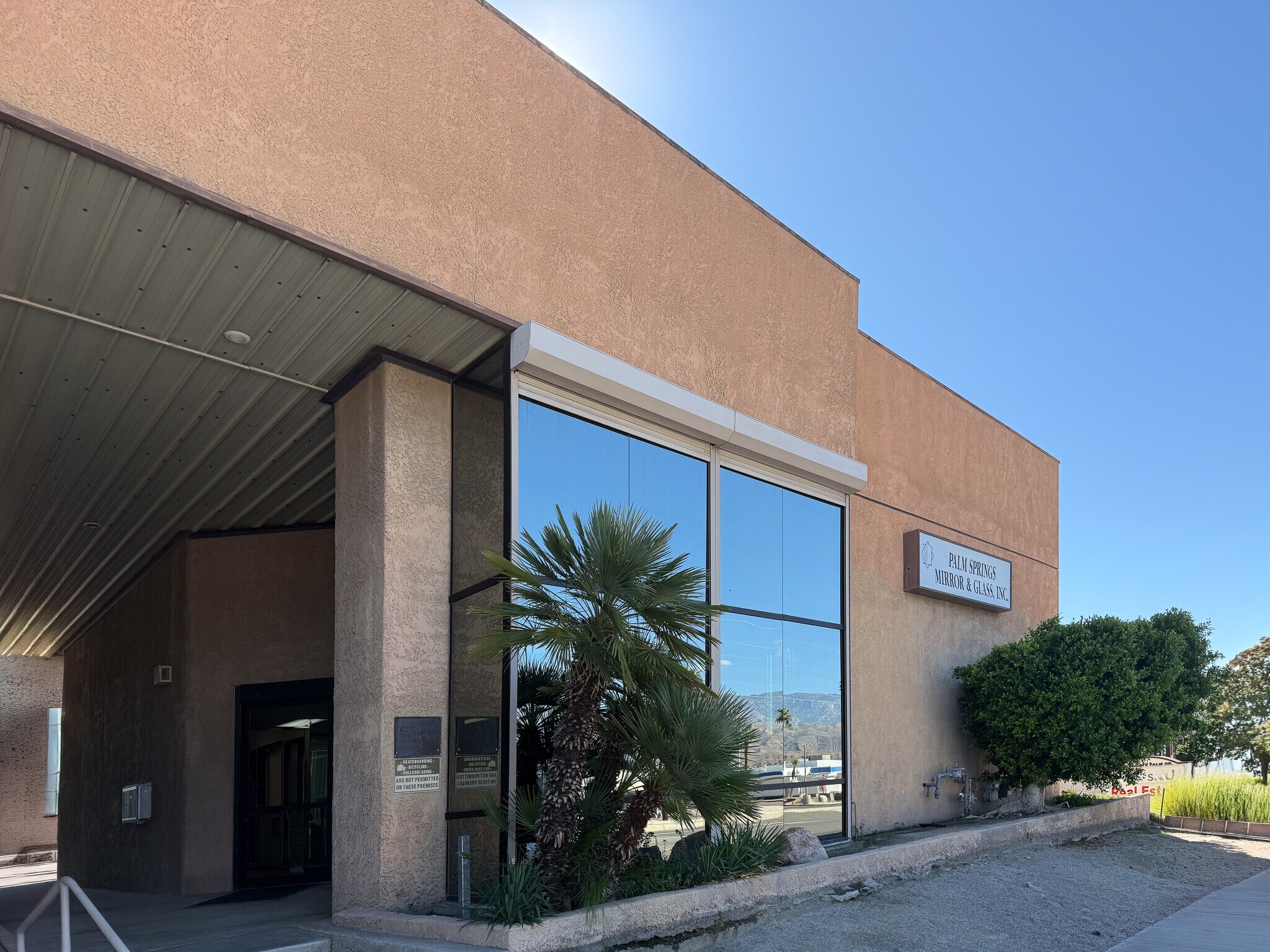 34040 Date Palm Dr, Cathedral City, CA à louer Photo de l’immeuble– Image 1 sur 16