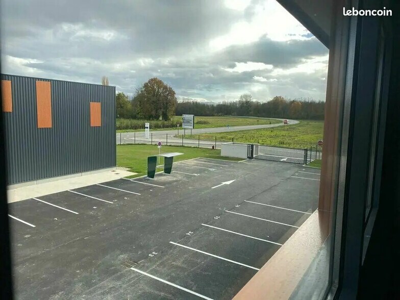 Local d’activités dans Aoste à louer - Photo de l’immeuble – Image 2 sur 3