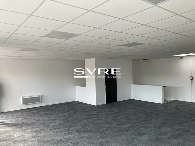 Local d'activités dans Marignane à vendre - Photo de l’immeuble – Image 2 sur 14