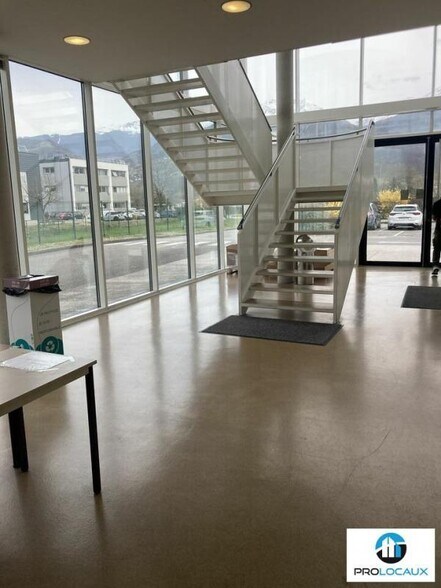 Bureau dans Crolles à vendre - Hall d’entrée – Image 3 sur 3