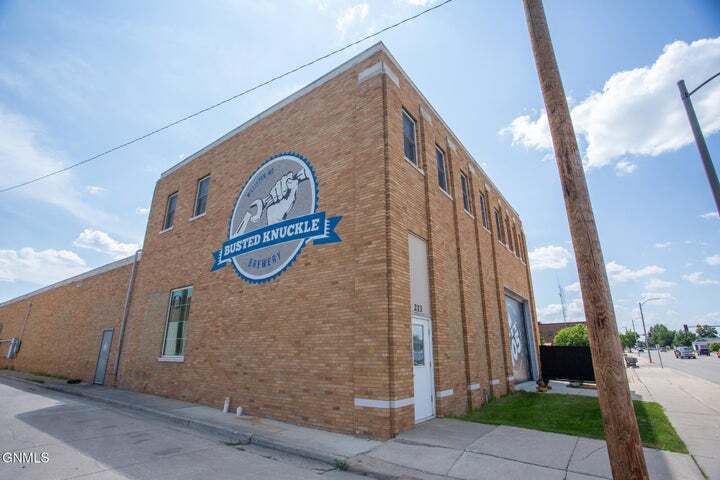 213 11th St W, Williston, ND à vendre - Photo principale – Image 1 sur 38