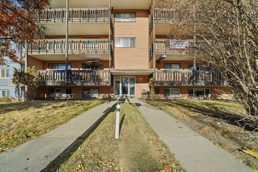 4746 55 St, Red Deer, AB à vendre - Photo principale – Image 1 sur 19
