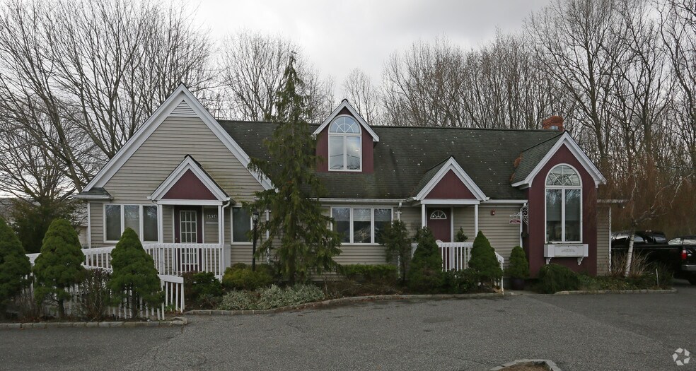 692 Route 25A, Miller Place, NY à louer - Photo de l’immeuble – Image 1 sur 8