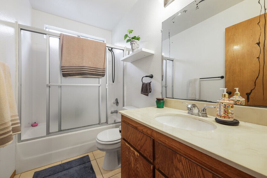 380 Plymouth Dr, Vista, CA à vendre - Photo de l’immeuble – Image 3 sur 15