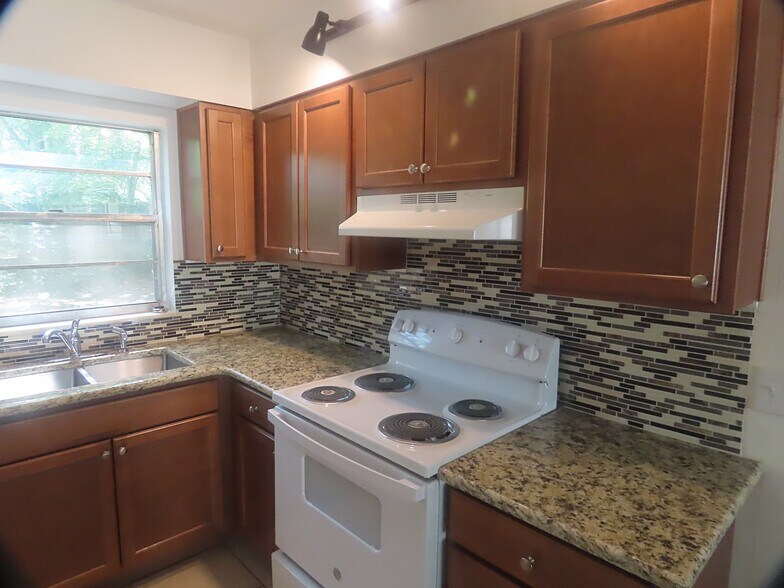 1307 Cook St, Deland, FL à vendre - Photo intérieure – Image 2 sur 9
