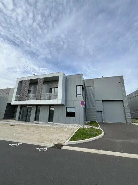 Local d'activités dans Chanteloup-en-Brie à vendre - Photo de l’immeuble – Image 1 sur 12