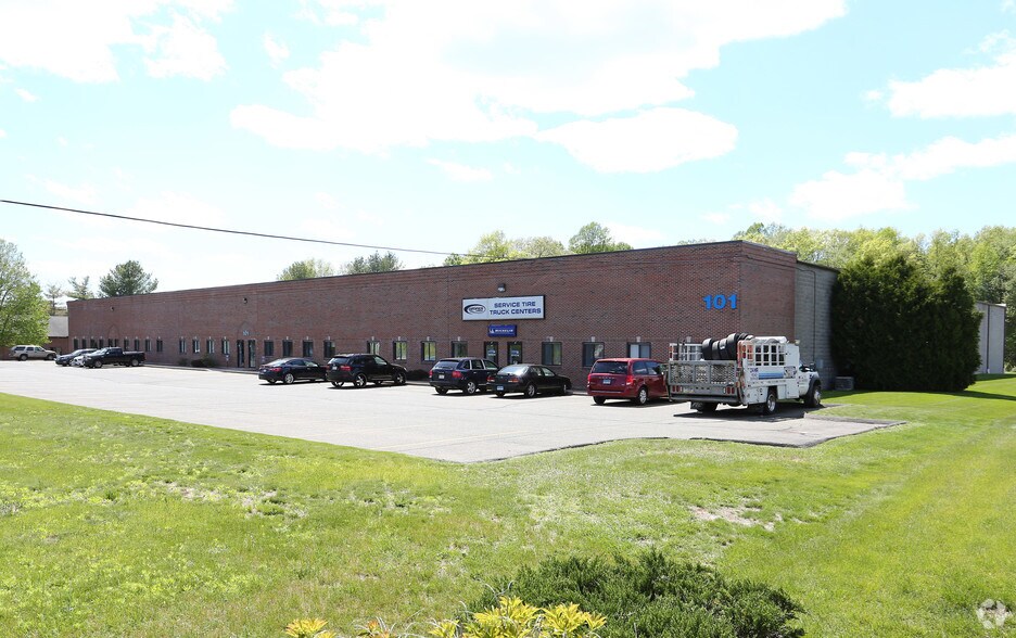 101 W Dudley Town Rd, Bloomfield, CT à louer - Photo de l’immeuble – Image 1 sur 10