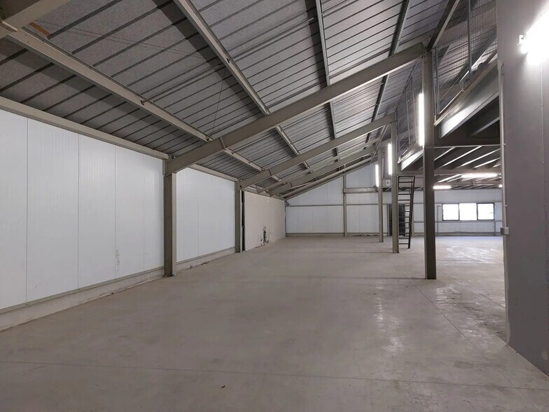 Industriel/Logistique dans Signes à louer - Photo de l’immeuble – Image 3 sur 7