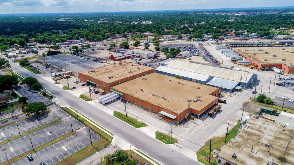 1734 Centennial Blvd, San Antonio, TX à vendre - Photo de l’immeuble – Image 2 sur 14