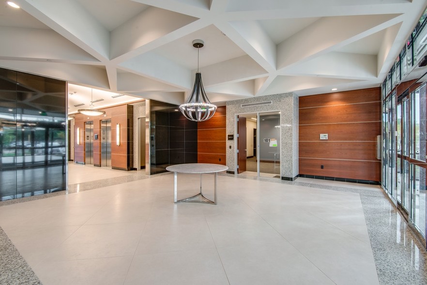 1225 S Main St, Grapevine, TX à louer - Hall d’entrée – Image 3 sur 5