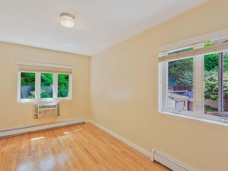 8666 Midland Pky, Jamaica, NY à vendre - Photo de l’immeuble – Image 3 sur 18