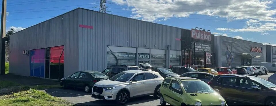 Local commercial dans Lons à louer - Photo de l’immeuble – Image 1 sur 1