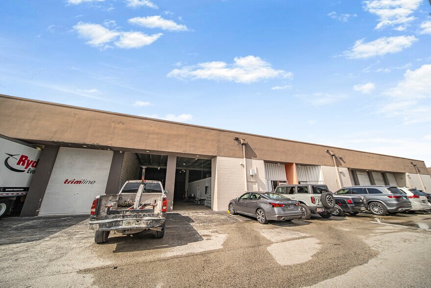 3018 NW 79th Ave, Doral, FL à louer - Photo de l’immeuble – Image 2 sur 45