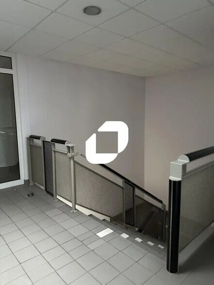 Bureau dans Eybens à louer - Photo de l’immeuble – Image 3 sur 11