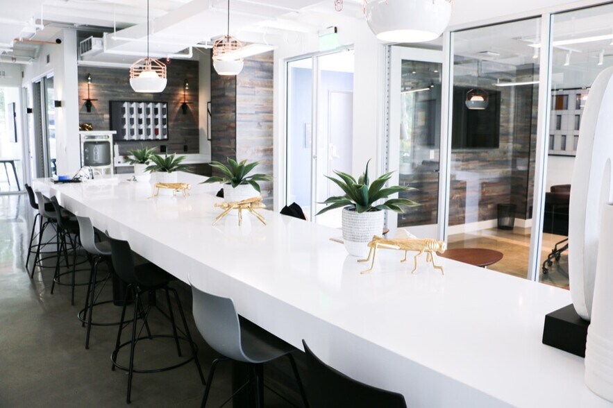 100 E MacArthur Blvd, Santa Ana, CA à louer - Photo de l’immeuble – Image 3 sur 9