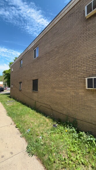 11180 E Seven Mile Rd, Detroit, MI à vendre - Photo de l’immeuble – Image 3 sur 11