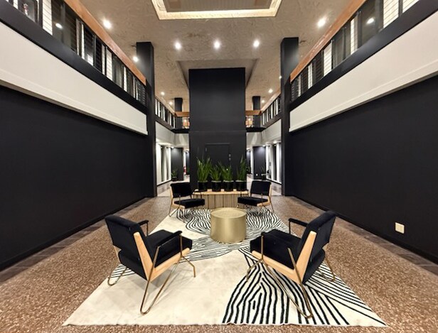 3015 E Skelly Dr, Tulsa, OK à louer - Photo de l’immeuble – Image 2 sur 14