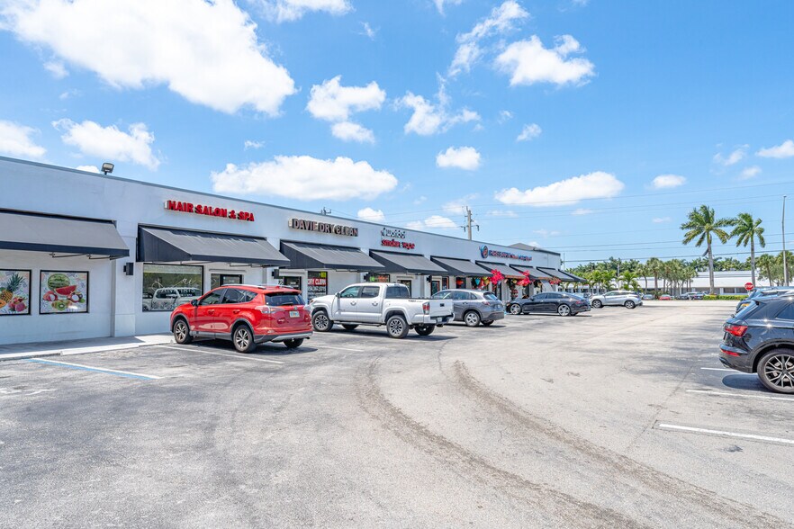 7110-7162 Stirling Rd, Hollywood, FL à vendre - Photo de l’immeuble – Image 3 sur 9