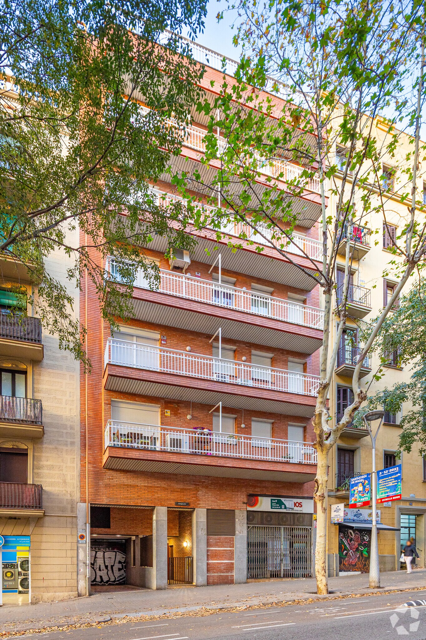 Immeuble residentiel dans Barcelone, Barcelona à vendre Photo principale– Image 1 sur 2