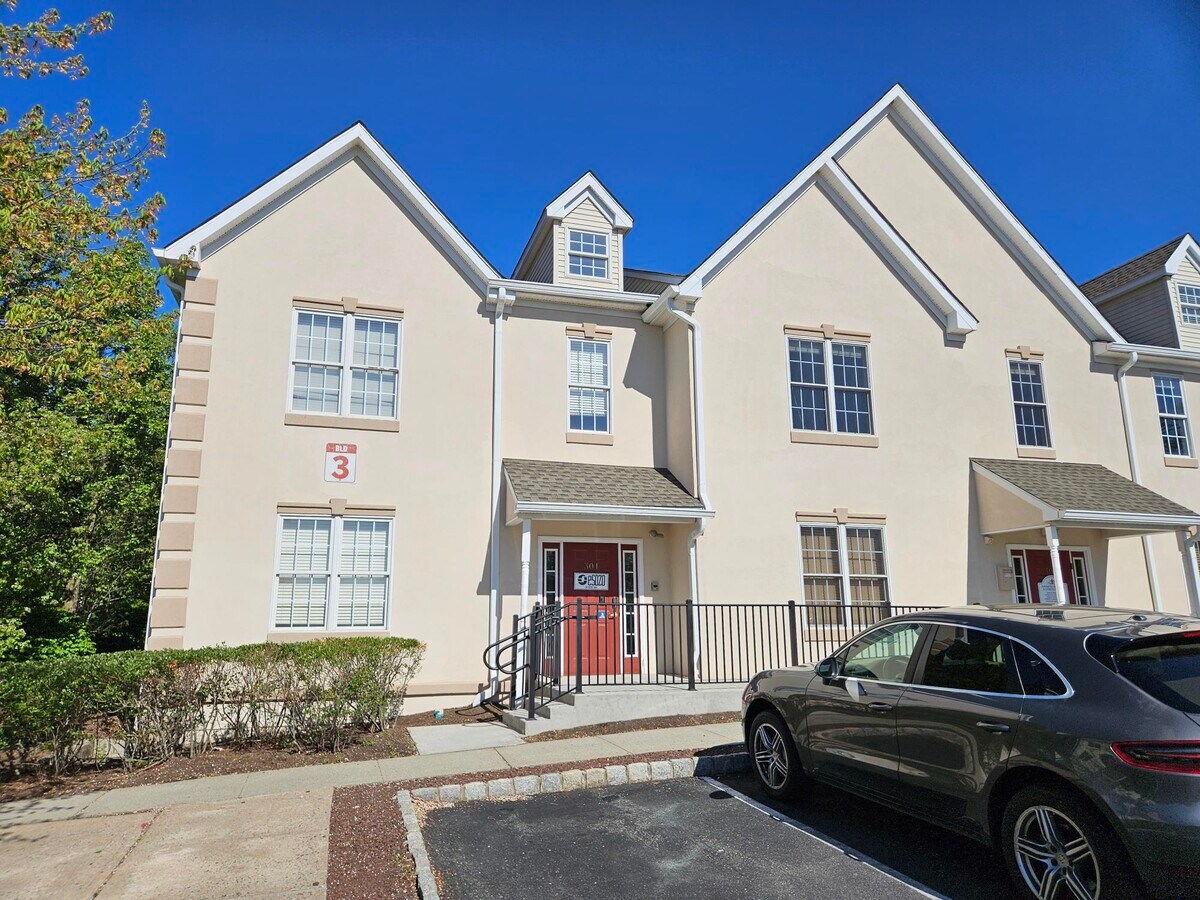 4 Walter Foran Blvd, Flemington, NJ 08822 - Lot 301 - - Photo intérieure - Image 1 of 17