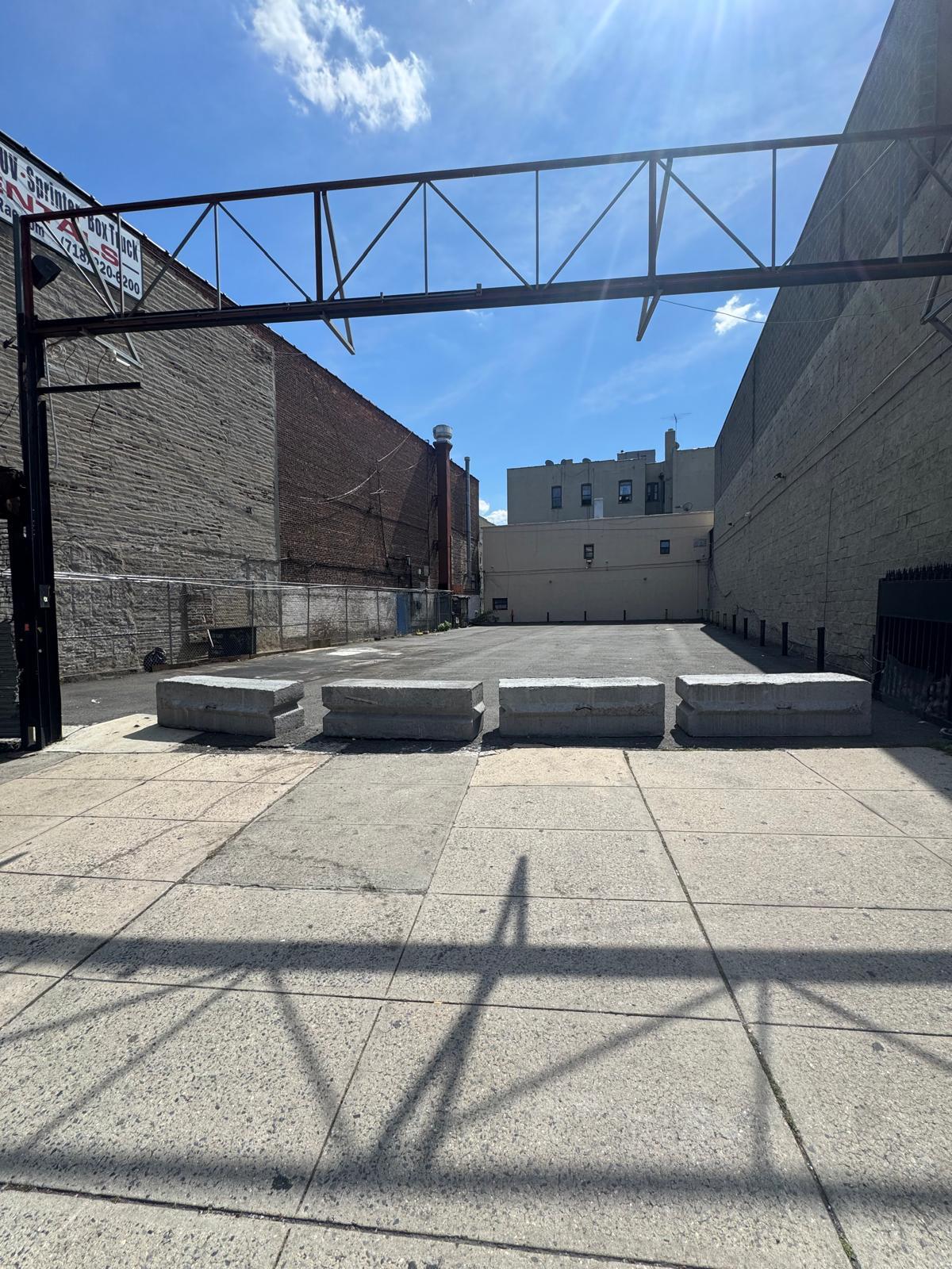 602 E Fordham Rd, Bronx, NY à louer Photo principale– Image 1 sur 3