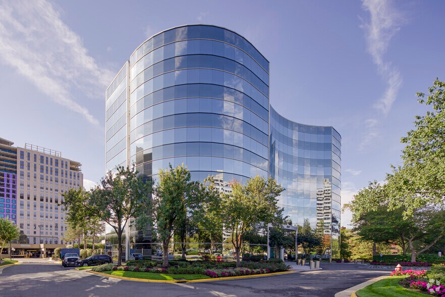 8609 Westwood Center Dr, Vienna, VA à louer - Photo de l’immeuble – Image 1 sur 23