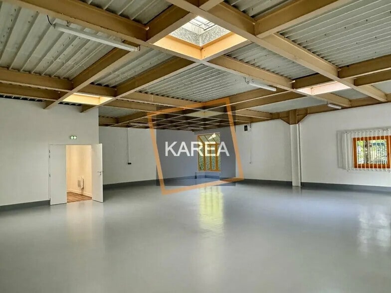 Local d’activités dans Croissy-Beaubourg à louer - Photo de l’immeuble – Image 3 sur 5