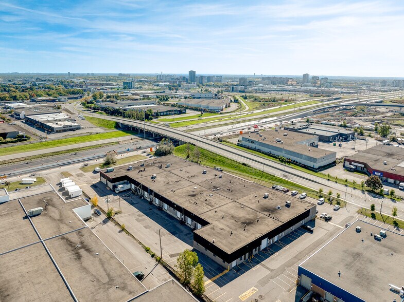 2789-2855 Boul Le Corbusier, Laval, QC à louer - Photo de l’immeuble – Image 3 sur 11