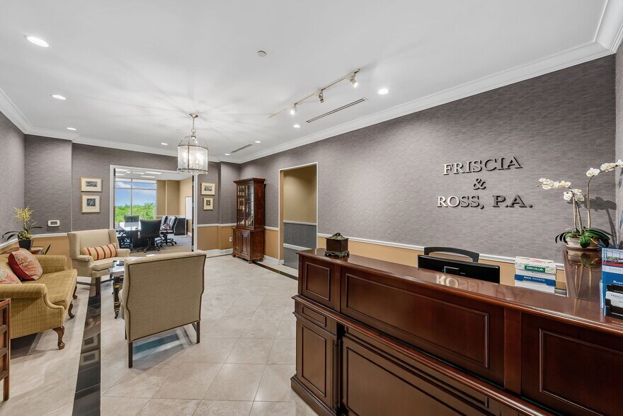 5550 W Executive Dr, Tampa, FL à vendre - Photo de l’immeuble – Image 3 sur 9