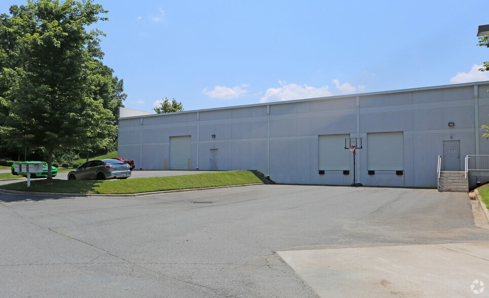 9835 Northcross Center Ct, Huntersville, NC à louer - Photo de l’immeuble – Image 2 sur 3