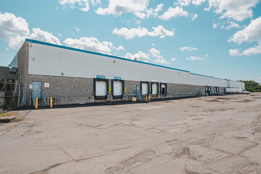 8100-8200 Boul Cavendish, Saint-Laurent, QC à louer - Photo de l’immeuble – Image 3 sur 6