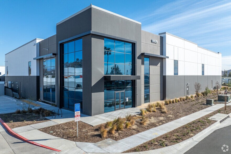 11179 Banana Ave, Fontana, CA à louer - Photo principale – Image 1 sur 7