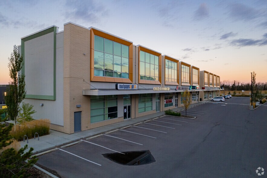 12 Royal Vista Way NW, Calgary, AB à louer - Photo de l’immeuble – Image 1 sur 10