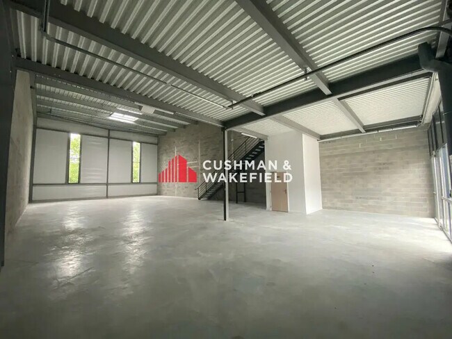 Plus de détails pour Local d'activités à louer