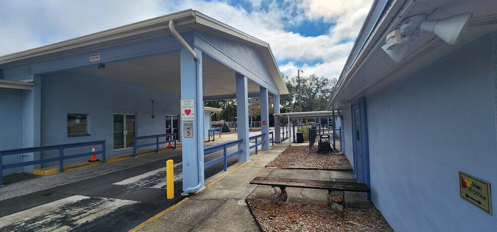 2177 NE Coachman Rd, Clearwater, FL à louer - Photo de l’immeuble – Image 2 sur 9